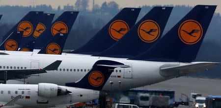 Planes of German flagship carrier Lufthansa are parked on tarmac at Munich's airport, December 1, 2014. REUTERS/Michael Dalder