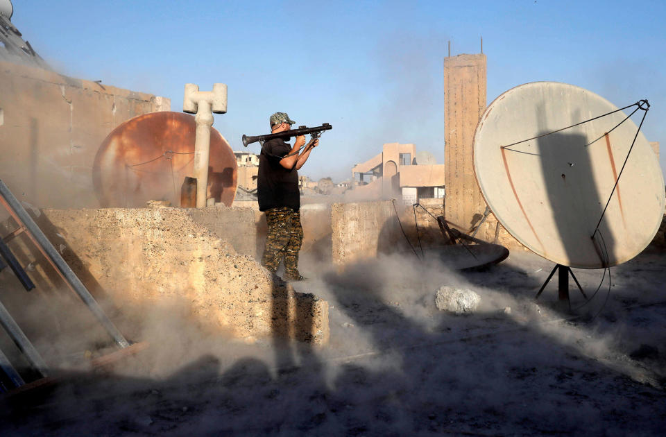 <p>An American volunteer fighter of Syrian Democratic Forces fires an RPG during a battle with Islamic State militants at the frontline in Raqqa, Syria, Oct. 6, 2017. (Photo: Erik De Castro/Reuters) </p>