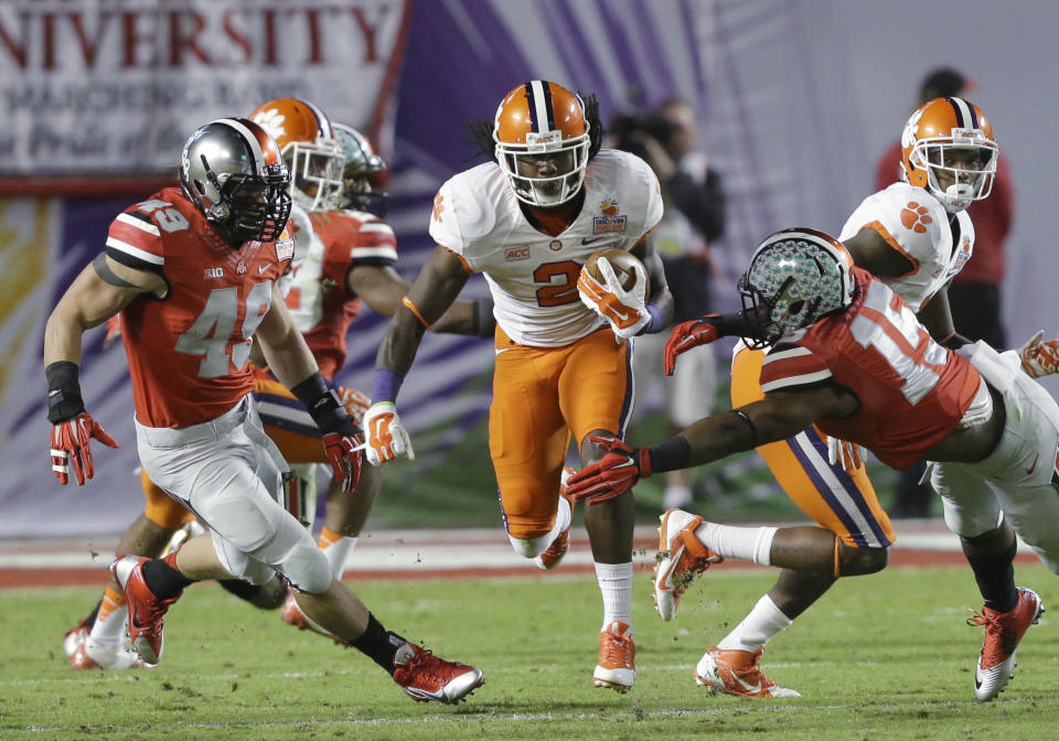 Clemson wide receiver Sammy Watkins (2) runs between Ohio State defenders during the first half of the Orange Bowl NCAA college football game, Friday, Jan. 3, 2014, in Miami Gardens, Fla. (AP Photo/Wilfredo Lee)