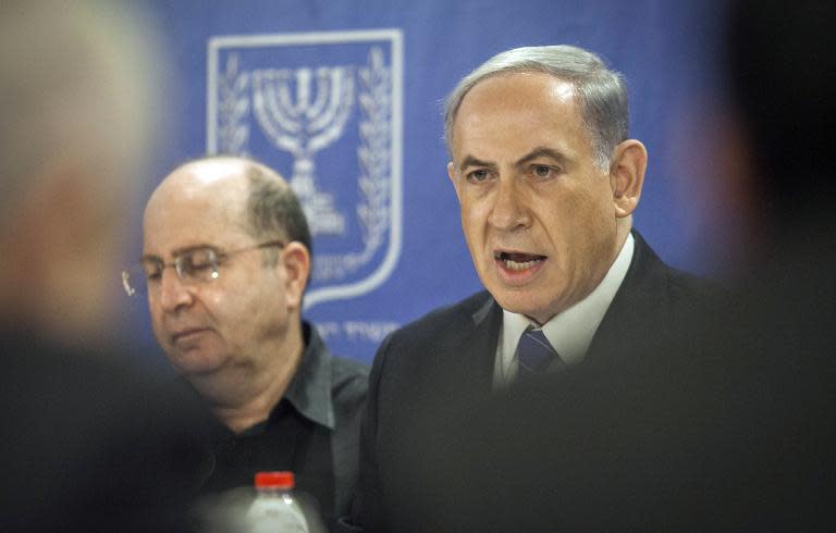 Israeli Prime Minister Benjamin Netanyahu and Defense Minister Moshe Yaalon (L) attend the cabinet meeting at the Defense Ministry in Tel Aviv, on July 31, 2014