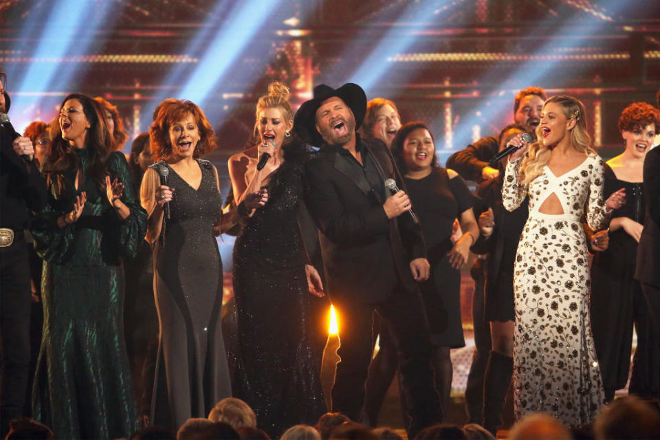 <p>Hillary Scott, Reba McEntire, Faith Hill, Garth Brooks and Kelsea Ballerini perform onstage at the 51st annual CMA Awards at the Bridgestone Arena on November 8, 2017 in Nashville, Tennessee. (Photo by Terry Wyatt/FilmMagic) </p>