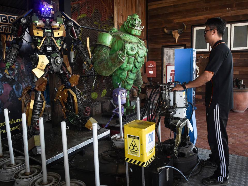 Der Mann, der hinter den Stahlfiguren steckt, ist der thailändische Künstler Pairoj Thanomwong. Zu seinen Kunden gehören aber nicht nur thailändische Tempel. (Bild-Copyright: LILLIAN SUWANRUMPHA /AFP)