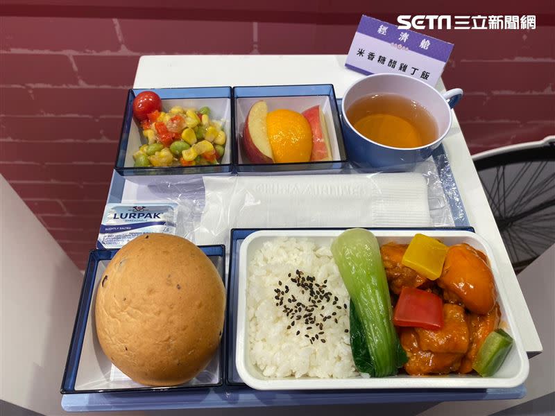 中華航空與美福大飯店米香餐廳聯手推出新機上餐飲，圖為經濟艙餐點。（圖／記者楊晏琳攝影）