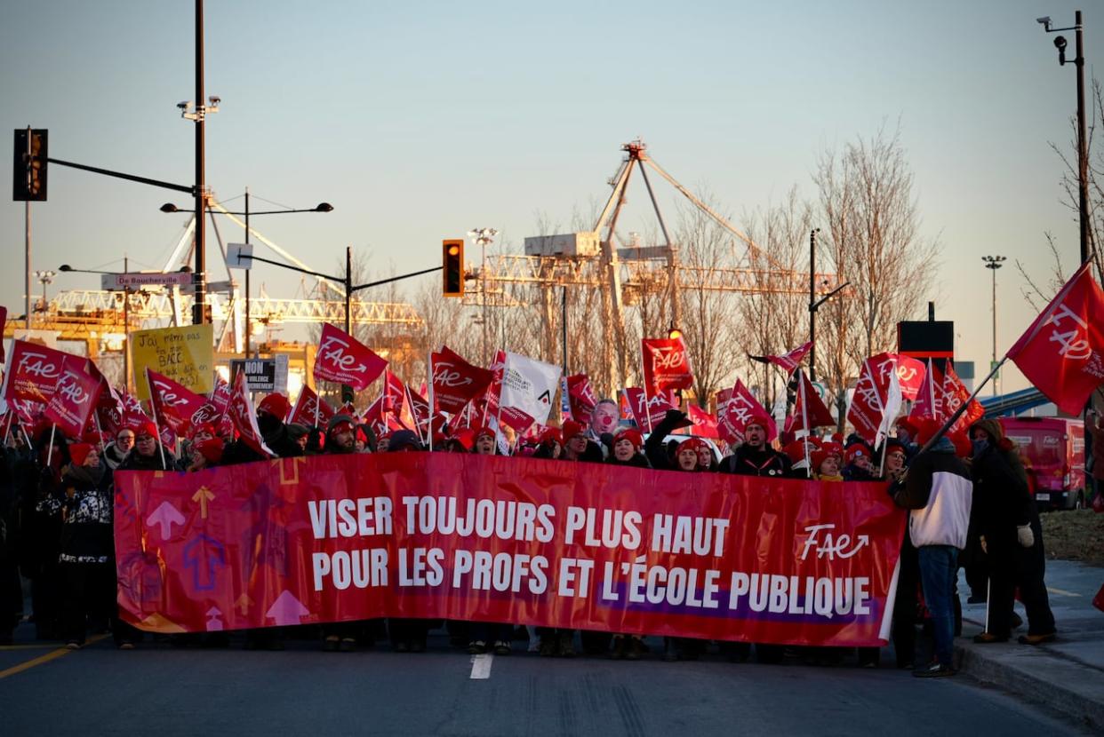 Teachers striking with the Fédération autonome de l'enseignement (FAE) blocked the Port of Montreal for two hours Thursday morning.  (Simon-Marc Charron/Radio-Canada - image credit)