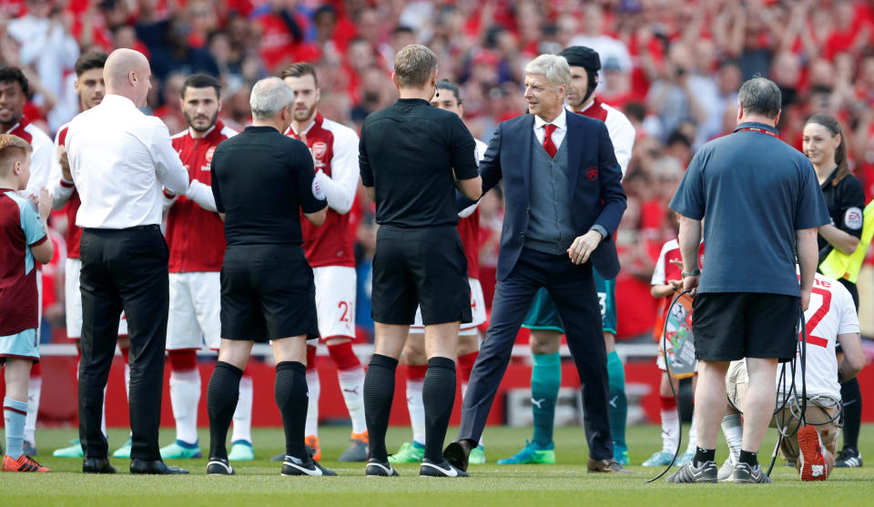 <p>Soccer Football – Premier League – Arsenal vs Burnley – Emirates Stadium, London, Britain – May 6, 2018 Arsenal manager Arsene Wenger is applauded by the players and officials before the match Action Images via Reuters/Matthew Childs EDITORIAL USE ONLY. No use with unauthorized audio, video, data, fixture lists, club/league logos or “live” services. Online in-match use limited to 75 images, no video emulation. No use in betting, games or single club/league/player publications. Please contact your account representative for further details. </p>