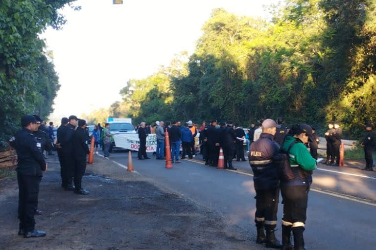 La policía intervino para evitar el enfrentamiento de docentes y taxistas