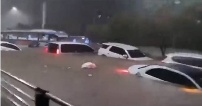 首爾受大豪雨影響多處淹水無法動彈。（圖／翻攝自推特）