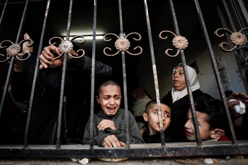 Relatives mourn during the funeral of a Palestinian, who killed during an Israeli raid, in a refugee camp in Tulkarm. Ayman Nobani/dpa