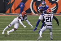 New York Giants wide receiver Sterling Shepard (87) catches a pass during the first half of an NFL football game against the Cincinnati Bengals, Sunday, Nov. 29, 2020, in Cincinnati. (AP Photo/Bryan Woolston)