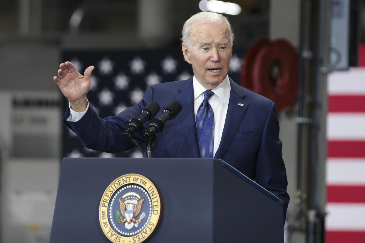 El presidente de  Estados Unidos, Joe Biden, pronuncia un discurso durante una visita a las operaciones de Volvo Group Powertrain en Hagerstown, Maryland, el viernes 7 de octubre de 2022. (Oliver Contreras/The New York Times)