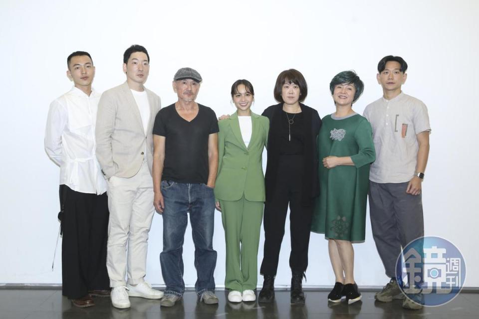 導演陳芯宜率演員群出席「無法離開的人」展覽開幕記者會。