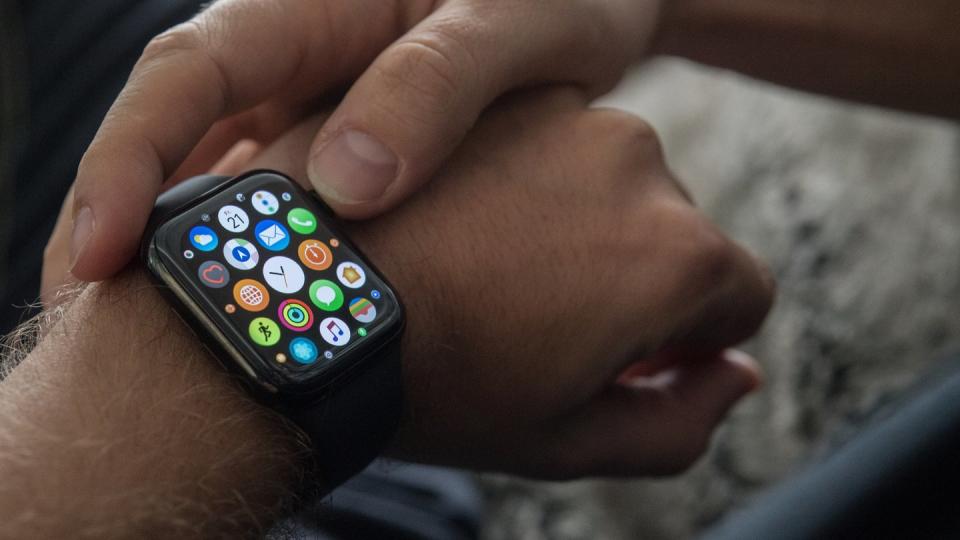 Wenn man bei der neuen Apple Watch 4 durch die Menüs scrollt, klickt die Krone so, als würde man bei einer mechanischen Armbanduhr das Datum einstellen. Foto: Franziska Gabbert