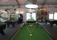 Des table de billard sont disponibles pour les athlètes dans le Globe Bar (reuters)