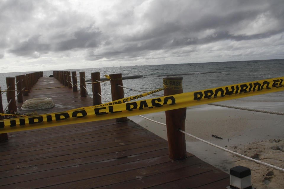 Un muelle está cerrado al público antes de que el huracán Delta llegue cerca de Playa del Carmen, México, la madrugada del martes 6 de octubre de 2020. (Foto AP/Tomás Stargardter)