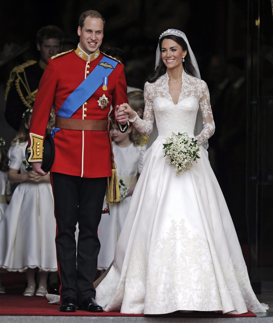 ARCHIVO - El príncipe Guillermo de Gran Bretaña y su esposa Kate, duquesa de Cambridge, frente a la Abadía de Westminster después de su boda real el viernes 29 de abril de 2011 en Londres. (Foto AP/Martin Meissner, archivo)