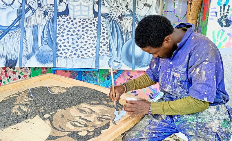 Congolese artist paints politicians' portraits in plastic in Bukavu