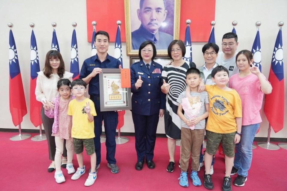 蔡碧雲女士獲選新竹縣警界母儀楷模，實至名歸。（圖/記者黃溎芬翻攝）