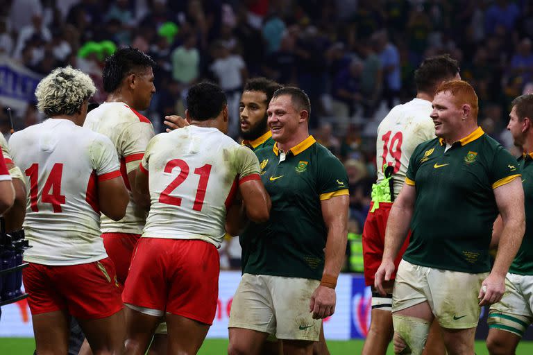 Deon Fourie, en el centro de la escena, después del partido ante Tonga