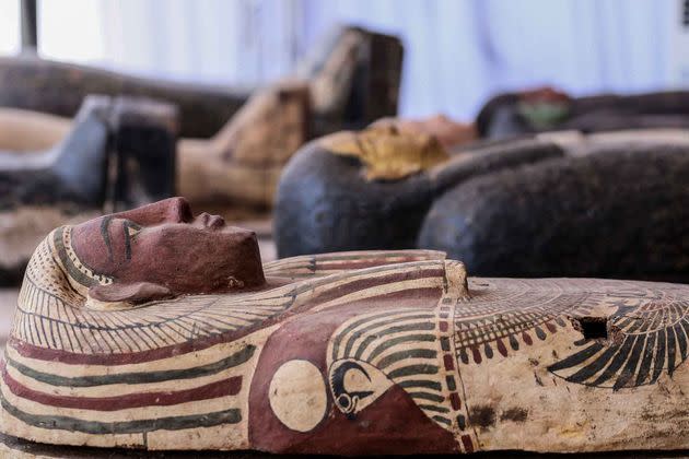 <p>Le ministère égyptien du Tourisme et des Antiquités a présenté samedi, au sud du Caire, 59 sarcophages qui ont ensevelis il y a plus de 2.500 ans.</p>