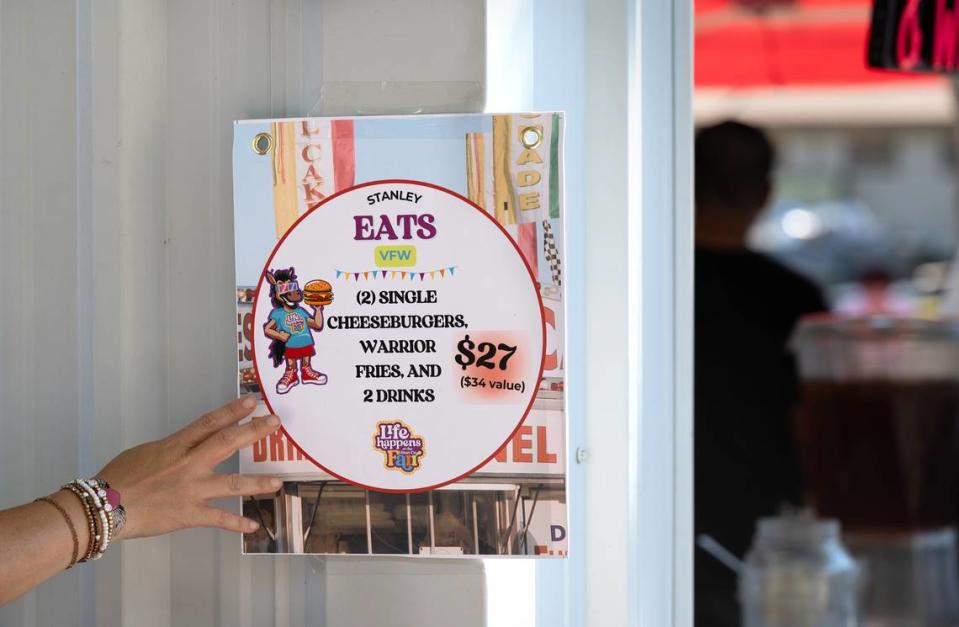 Stanley Eats reparte comida en el VFW Auxiliary durante la Feria del Condado de Stanislaus, en Turlock, California, el viernes 5 de julio de 2024.