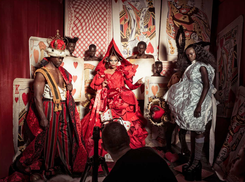 <p>Auch die Drag-Queen RuPaul (hier in der Mitte als Rote Königin), der Schauspieler Djimon Hounsou und das sudanesisch-australische Model Duckie Thot sind dabei. (Bild: Pirelli/Tim Walker, via Yahoo UK) </p>