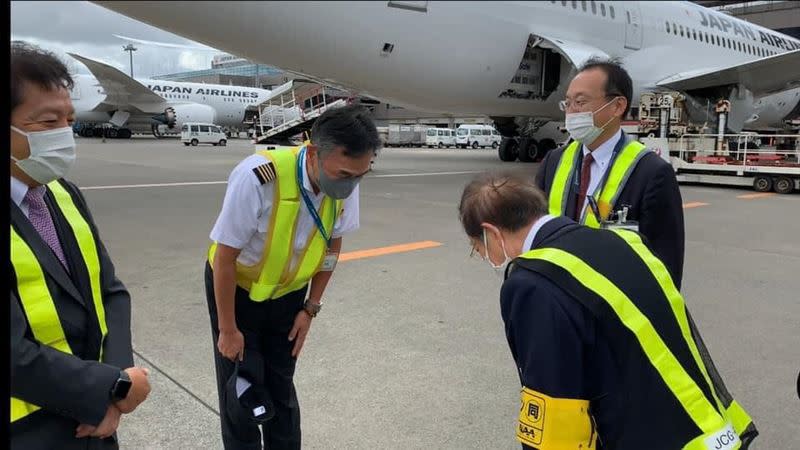  駐日代表謝長廷（右一）今日上午前往機場，向機長鞠躬致謝。（圖／翻攝自謝長廷臉書）