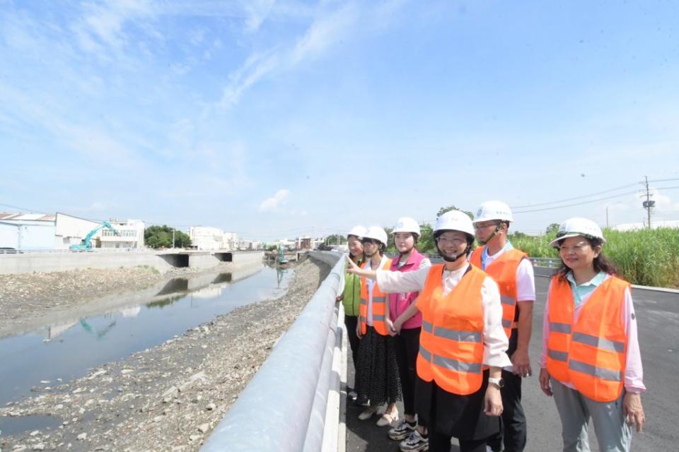 縣長王惠美視察洋仔厝堤岸道路二標工程，提醒工程單位務必如期如質完工。 (記者曾厚銘攝)