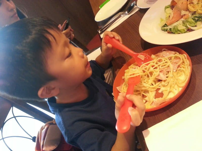 Treehouse Cafe-kid eating-2