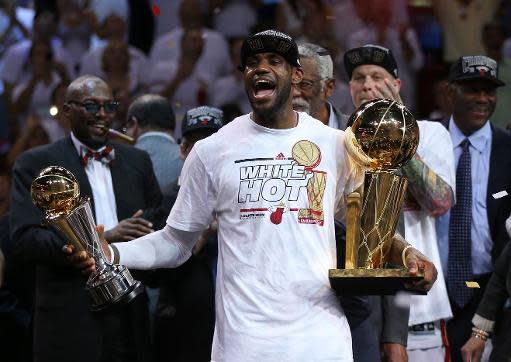 El alero de los Heat Lebron James celebra su segundo anillo de campeón de la NBA y su segundo trofeo a Jugador Más Valioso consecutivo tras vencer a los Spurs en el séptimo partido de la final en Miami, EEUU, el 20 de junio de 2013 (Getty/AFP/Archivos | Mike Ehrmann)