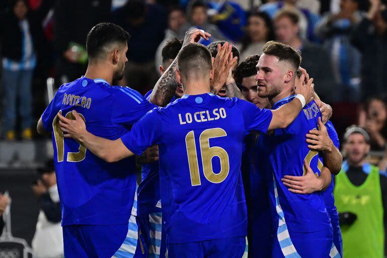 Todos abraza a Alexis Mac Allister, autor del segundo gol argentino en Los Ángeles