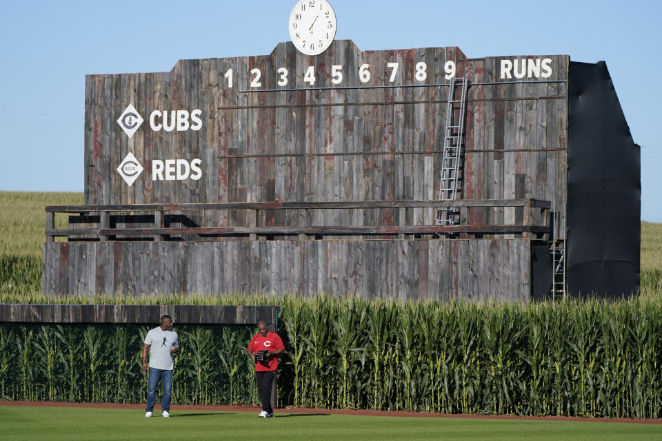 Ken Griffey Jr. e seu pai, Ken Griffey Sr., entram em campo antes de um jogo de beisebol entre o Cincinnati Reds e o Chicago Cubs no local do filme Field of Dreams, quinta-feira, 11 de agosto de 2022, em Dyersville.  Iowa.  (Foto AP/Charlie Neighborgal)