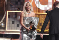 Lady Gaga gana el Grammy a la mejor interpretación pop de un dúo o grupo por "Shallow", con Bradley Cooper, el domingo 10 de febrero del 2019 en Los Angeles. (Foto por Matt Sayles/Invision/AP)