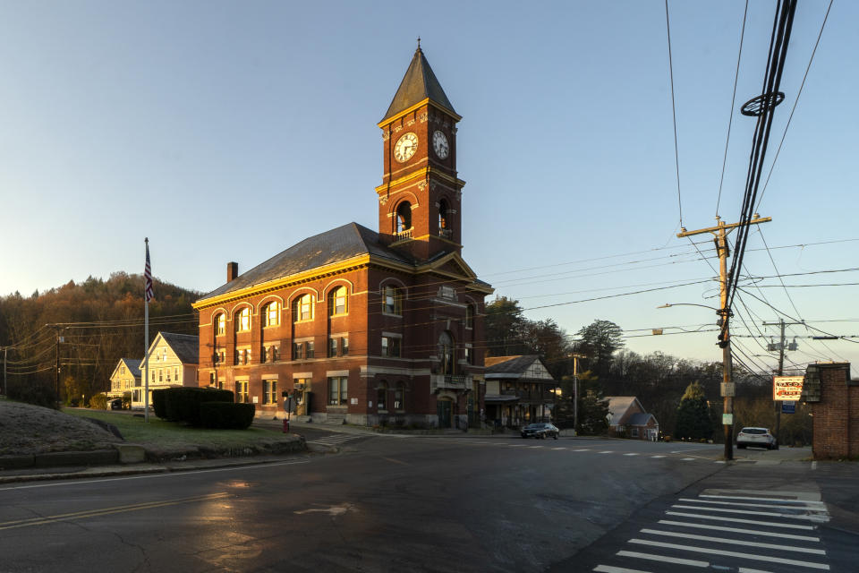 El Ayuntamiento capta la luz del sol de la mañana del jueves 16 de noviembre de 2023 en Hinsdale, Nueva Hampshire. La pequeña ciudad del suroeste de New Hampshire recibió una donación de 3,8 millones de dólares de la propiedad de Geoffrey Holt, un antiguo residente del parque de casas rodantes. (Foto AP/Robert F. Bukaty)