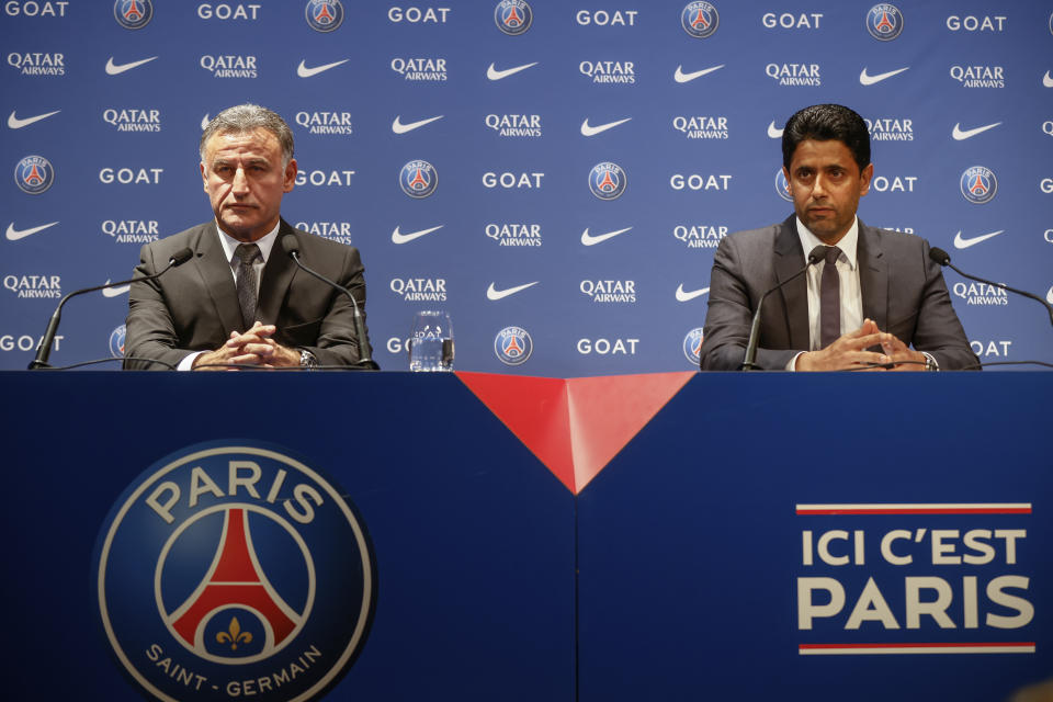 El presidente del PSG Nasser al-Khelaifi (derecha) y el nuevo técnico Christophe Galtier durante una rueda de prensa en el estadio Parque de los Príncipes, el martes 5 de julio de 2022. (AP Foto/Thomas Padilla)