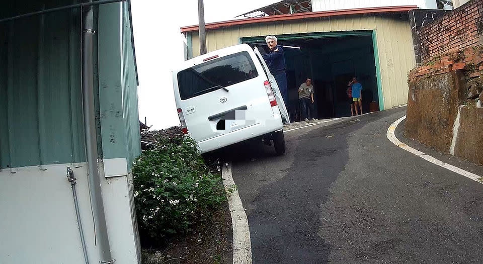 ▲情侶駕駛租賃汽車、不熟車性卡水溝（記者蔡鳳敏翻拍攝）