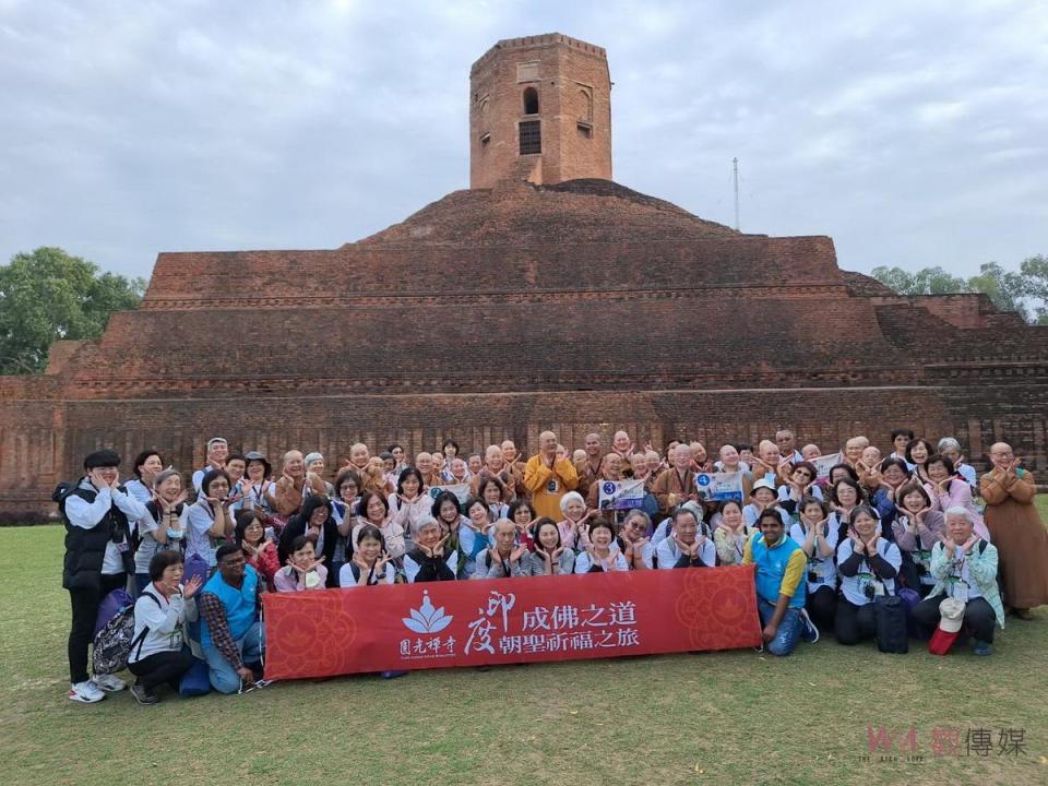 ▲圓光禪寺印度朝聖團，在鹿野苑五比丘迎佛塔前合影。（圖/記者潘明賜攝)