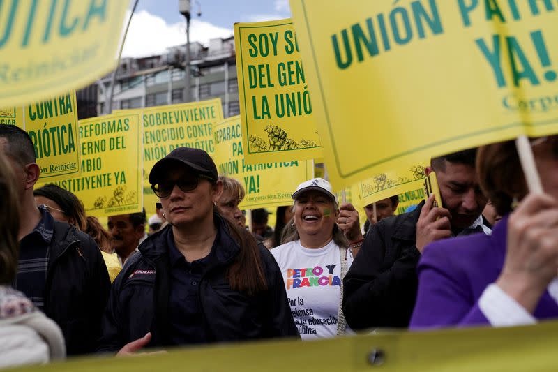 Partidarios del presidente Petro de Colombia marchan en apoyo de las reformas propuestas por su gobierno, en Bogotá