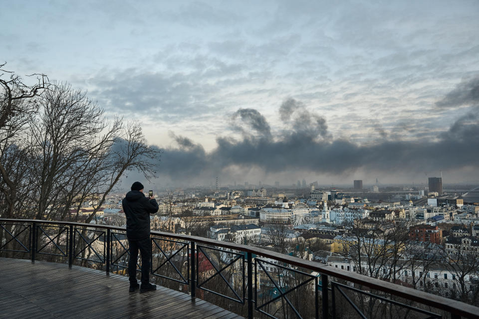 El centro de la ciudad está lleno de humo después de los ataques con cohetes rusos en la capital de Ucrania el 29 de diciembre de 2023 en Kiev. Rusia lanzó ataques con misiles dirigidos a importantes ciudades ucranianas, incluyendo la capital, Kyiv, Lviv, Dnipro al este, Odesa y Kharkiv. Rusia atacó Ucrania con 122 misiles y 36 drones, dirigidos a un hospital de maternidad, escuelas, jardines de infantes, un centro comercial, edificios de gran altura y casas particulares, resultando en 12 muertos y 75 heridos. Las operaciones de búsqueda y rescate están en curso, ya que las fuerzas de defensa aérea destruyeron 114 objetivos aéreos.