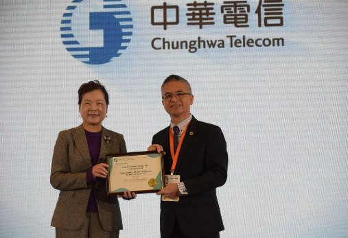 中華電信董事長郭水義接受經濟部長王美花（左）頒發首批碳權購買證明。業者提供