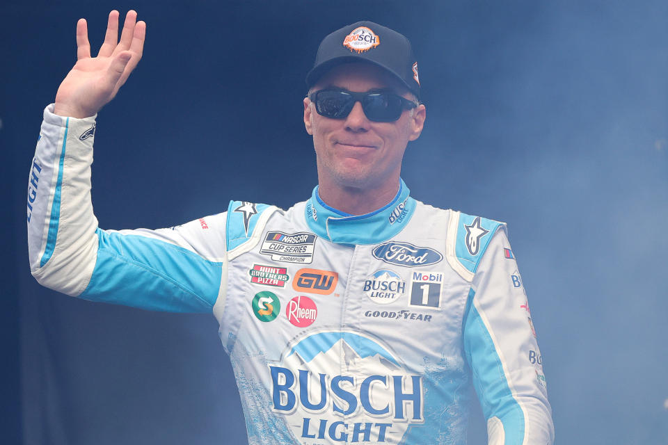 MARTINSVILLE, VIRGINIA - 30 DE OCTUBRE: Kevin Harvick, conductor del #4 BOOsch Light Ford, saluda a los fanáticos mientras sube al escenario durante las presentaciones de los pilotos antes de la NASCAR Cup Series Xfinity 500 en Martinsville Speedway el 30 de octubre de 2022 en Martinsville, Virginia.  (Foto de Stacy Revere/Getty Images)