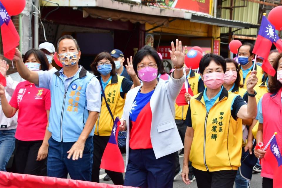 中街道歡慶雙十國慶，縣長王惠美揮舞國旗向民眾致意。（記者曾厚銘攝）