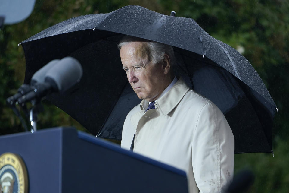 El presidente Joe Biden guarda un minuto de silencio durante una ceremonia el domingo 11 de septiembre de 2022 en el Pentágono, en Washington, en honor de las víctimas de los atentados del 11 de septiembre de 2001. (AP Foto/Susan Walsh)
