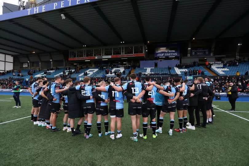 Cardiff team huddle at full time after defeat to Edinburgh -Credit:Huw Evans Picture Agency Ltd