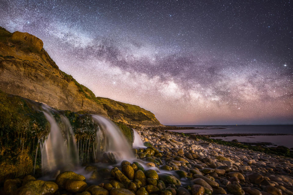 Hermosas imágenes de la Vía Láctea capturadas en los emblemáticos paisajes de Dorset