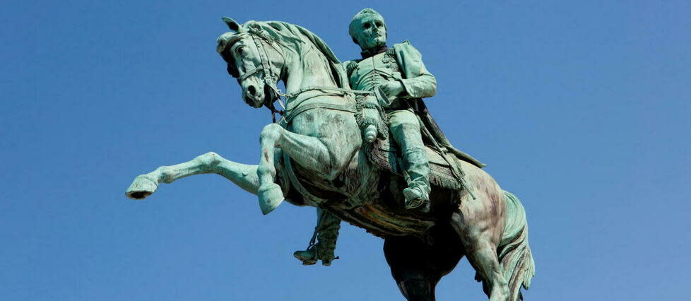 La statue avant sa restauration.  - Credit:GILLES TARGAT / Gilles Targat / Photo12 via AFP