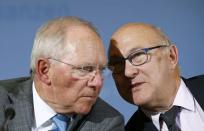 French Finance Minister Michel Sapin and his German counterpart Wolfgang Schaeuble (L) attend a news conference at the finance ministry in Berlin October 20, 2014. REUTERS/Thomas Peter