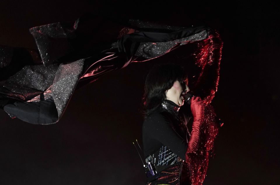 Karen O de la banda Yeah Yeah Yeahs durante su concierto en el festival Corona Capital en la Ciudad de México el 19 de noviembre de 2022. (Foto AP/Eduardo Verdugo)