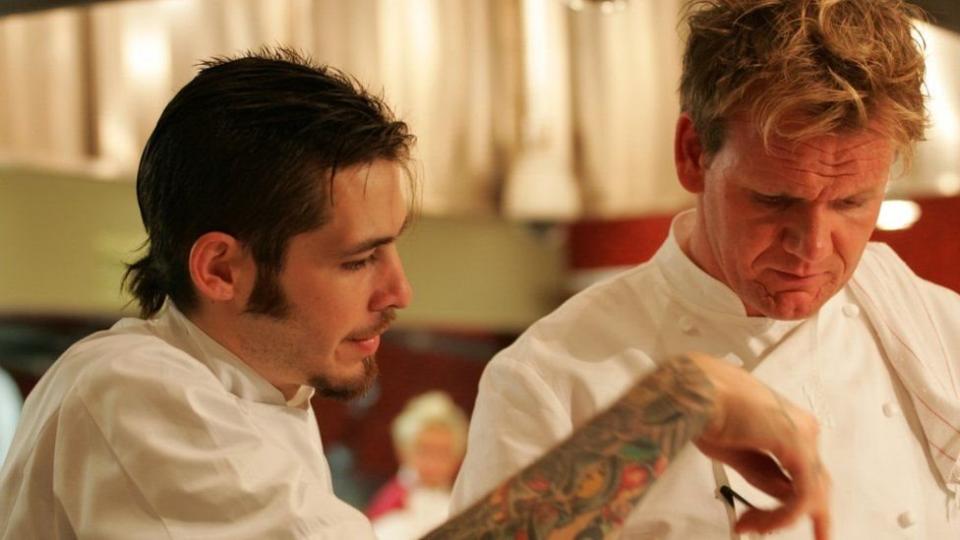 Michael y Gordon Ramsey durante la final de Hell's Kitchen.