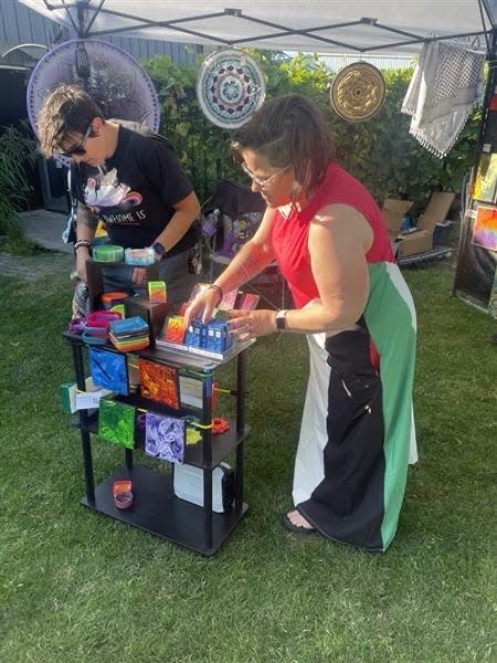 Abstract art vendor Sue McVey was draped in a Palestinian flag.