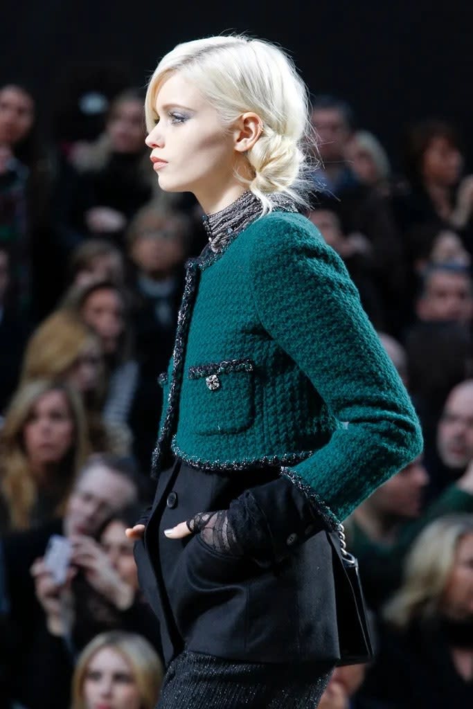 側髮髻
Chanel ready-to-wear fall-winter 2011-2012 show. 